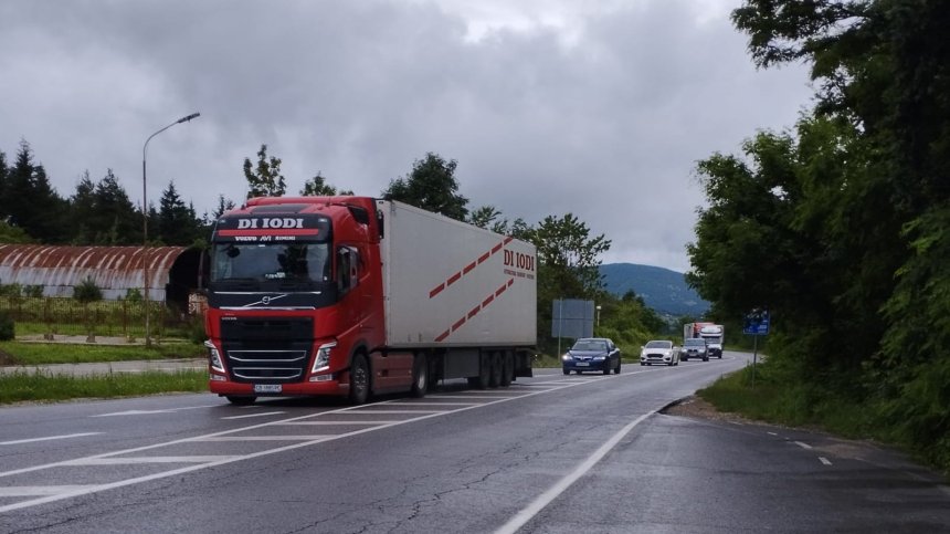 Жителите на Бързия и Берковица на протест срещу ТИР-овете през "Петрохан"