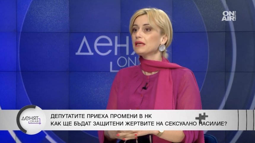 Малолетни си качват голите снимки в интернет без знанието на родителите, темата е табу