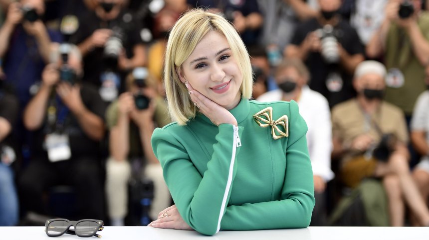 Ослепителна Мария Бакалова на червения килим в Кан