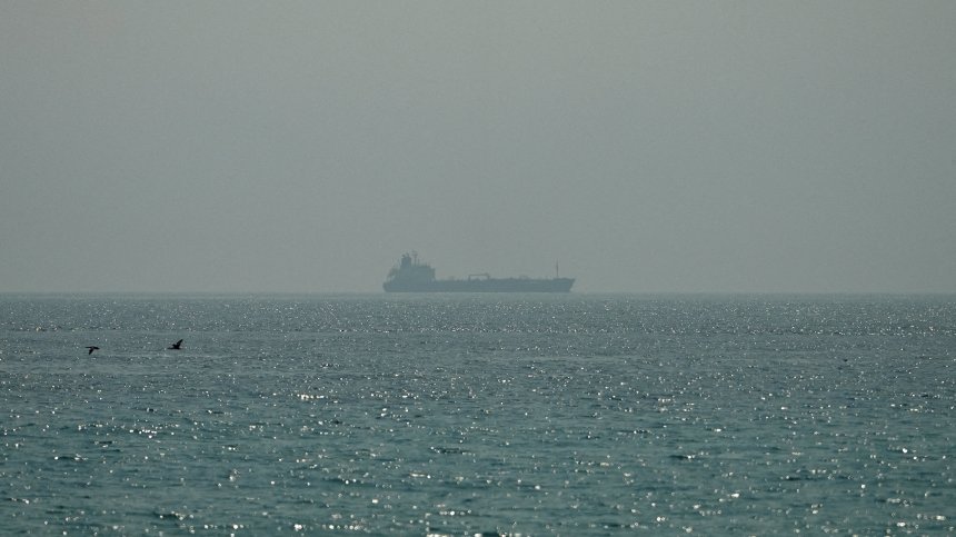 Двама моряци са в неизвестност след атака срещу танкер в Ормузкия проток