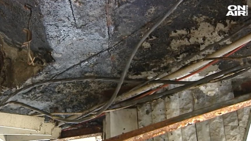 Стърчащи кабели и жици: Подлез в окаяно състояние тревожи хората в "Триадица"