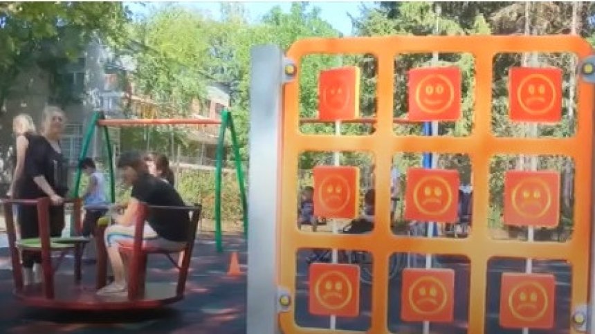 Откриха първа по рода си площадка за деца със специални нужди в Русе