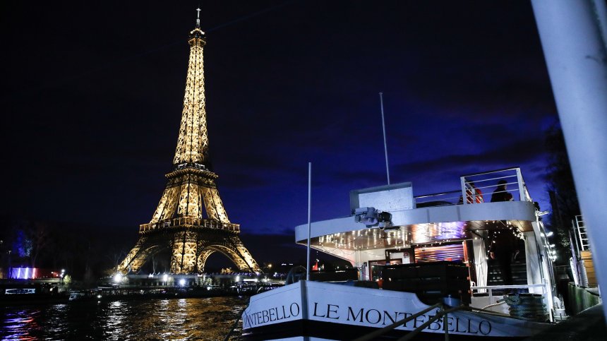 Леден душ за туристите в Париж: Затварят Айфеловата кула за посетители