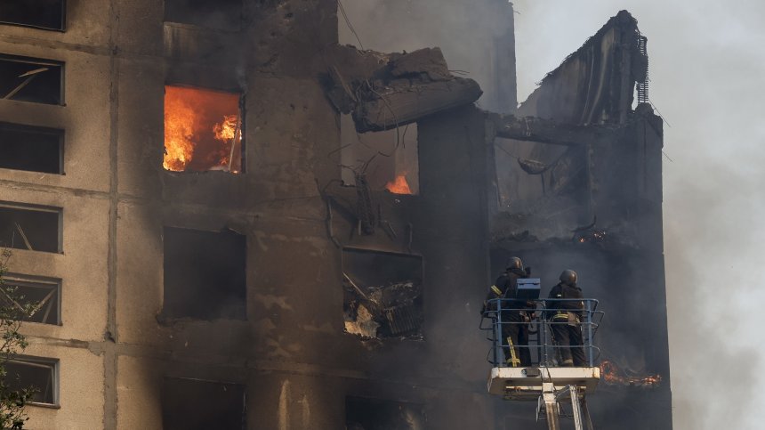 7 са вече жертвите на авиобомбата върху блок и детска площадка в Харков