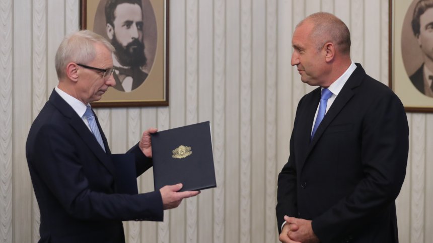 ПП-ДБ върнаха на Румен Радев празна папка (СНИМКИ)