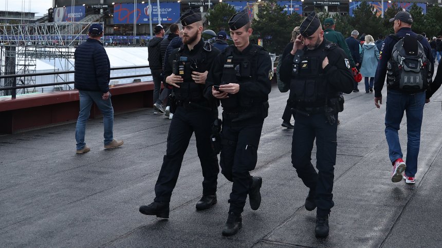 Полицията в Париж стреля по жена с неадекватно поведение, крещяла "Аллах Акбар"