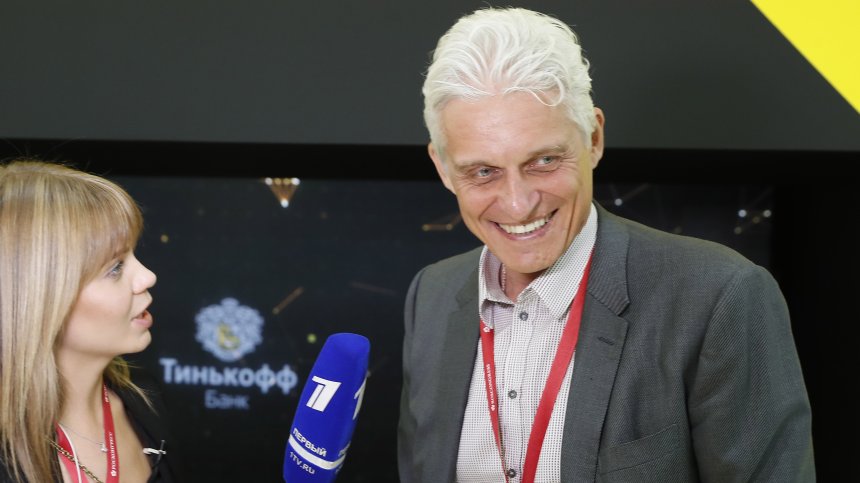 Руският магнат, критик на Кремъл, продаде акциите в банката си под натиск