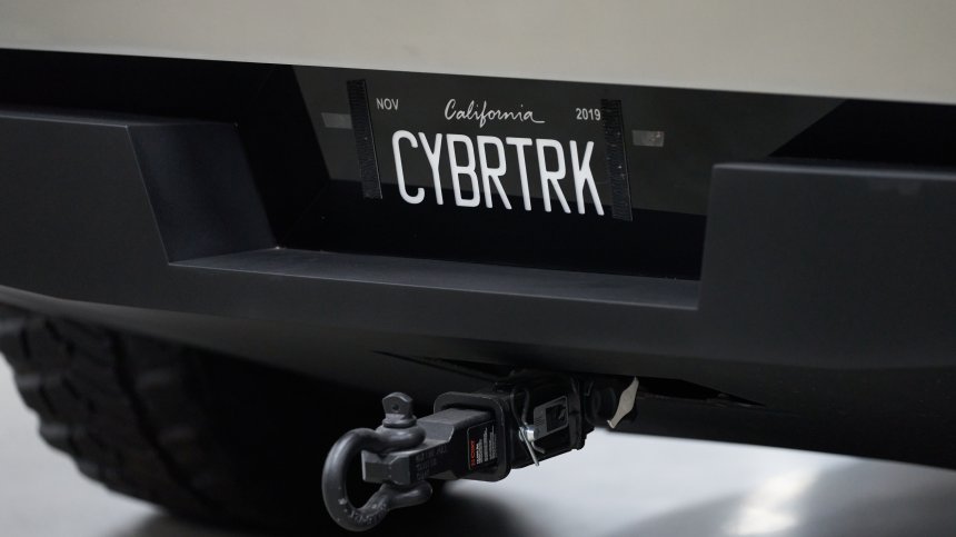 Шофьор потопи Tesla Cybertruck в езеро, докато тества режим за вода (+ВИДЕО)