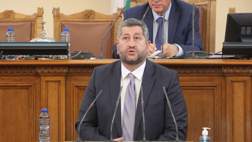 Христо Иванов: Правителството да е в готовност да национализира активи на "Лукойл"
