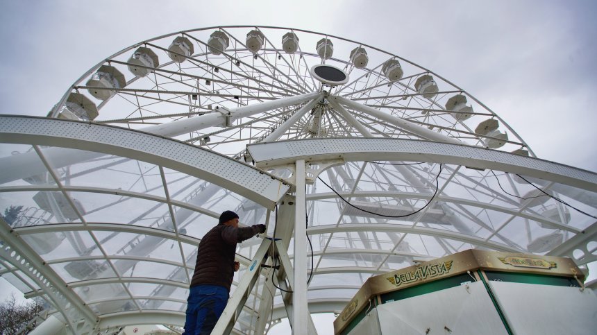 В София вдигнаха 40-метрово виенско колело (СНИМКИ)
