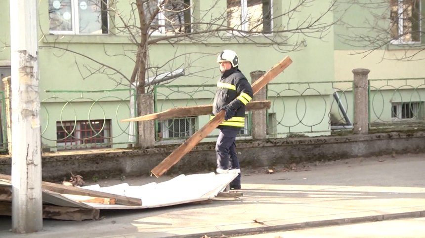 В сила е предупреждение за силен вятър, във Врачанско описват щетите