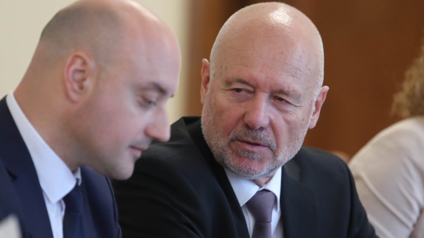Тагарев отговори на Нинова за оставката: Не ме притеснява по никакъв начин
