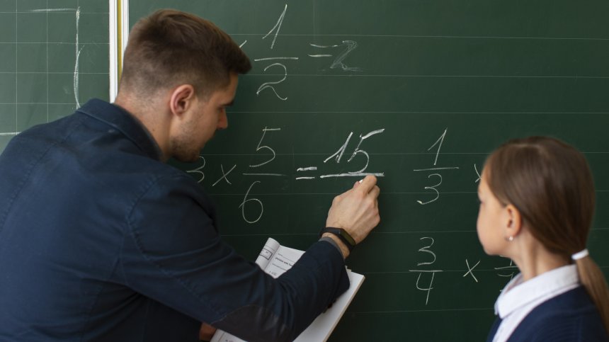 Много натоварена учебна програма и липса на кадри в училищата