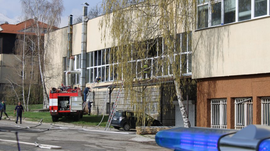 Пожар горя в част от бившия телефонен завод в Банско