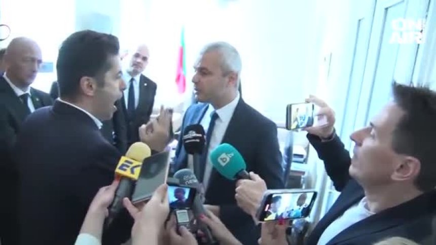 Скандал в парламента заради Пеевски, Петков нахлу в стаята на "Възраждане"