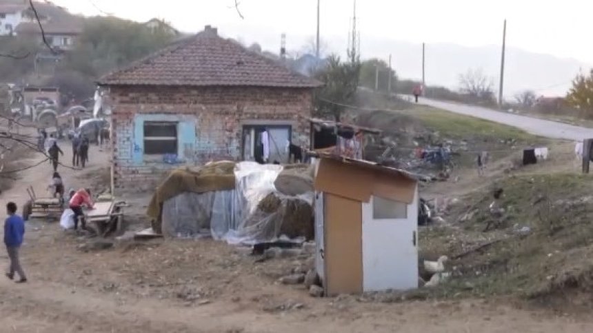 Ад в Мездра: Самозаселили се роми гонят местните със секири и ножове