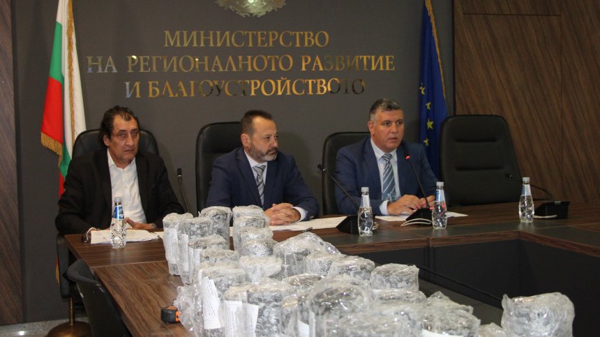 Министър Цеков: Над 50% от проверените пътища в страната не отговарят на качеството