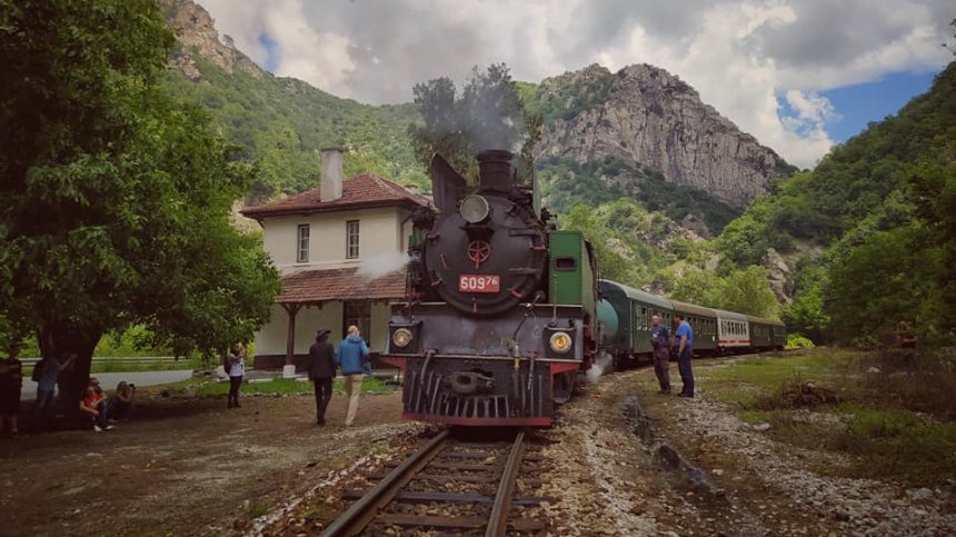 Уникално преживяване: С парен локомотив по теснолинейката