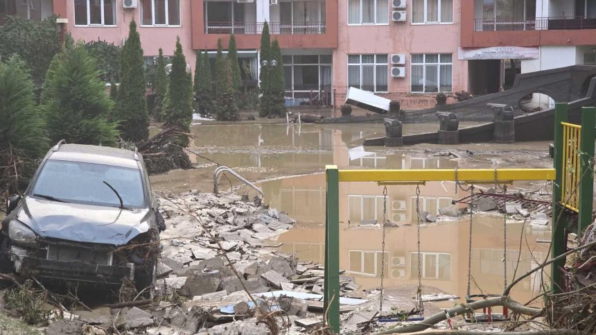 Живеещите в Елените продължават да са без ток и вода