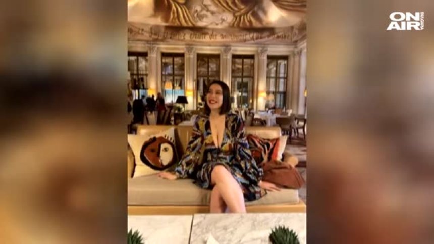 Жена не беше допусната в Музей д'Орсе заради "твърде разголено деколте"