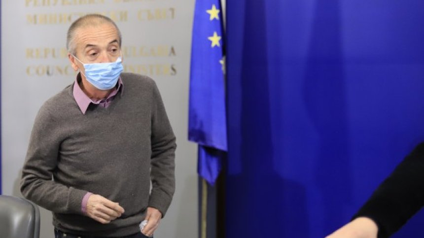 Мангъров: В Ковид-19 има малко медицина и много политика