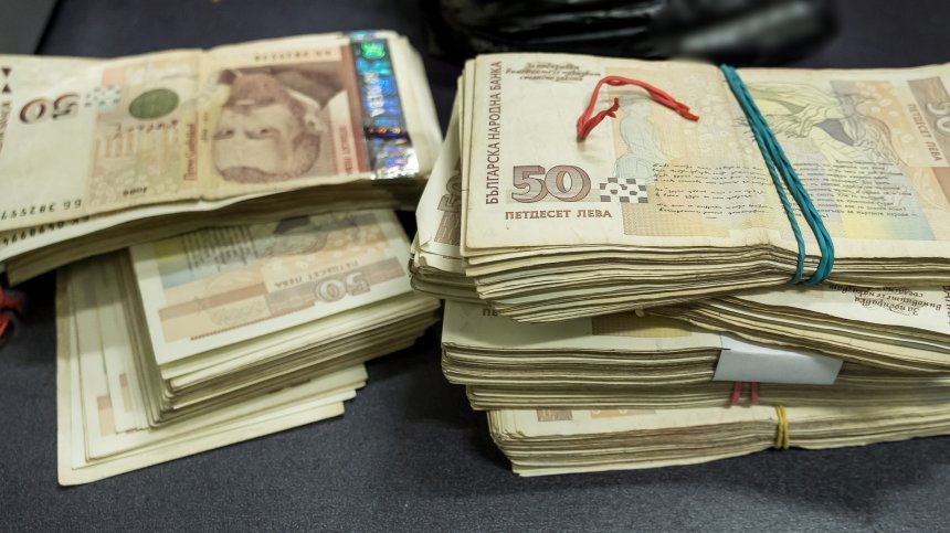 Младеж даде 7500 лв. на ясновидка да разбере кои са родителите му