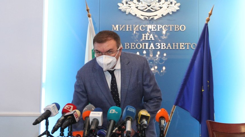 Здравният министър: Спокойно, няма да затягаме мерките