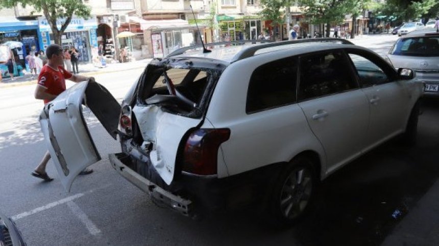 Три автомобила и трамвай се сблъскаха на столичен булевард