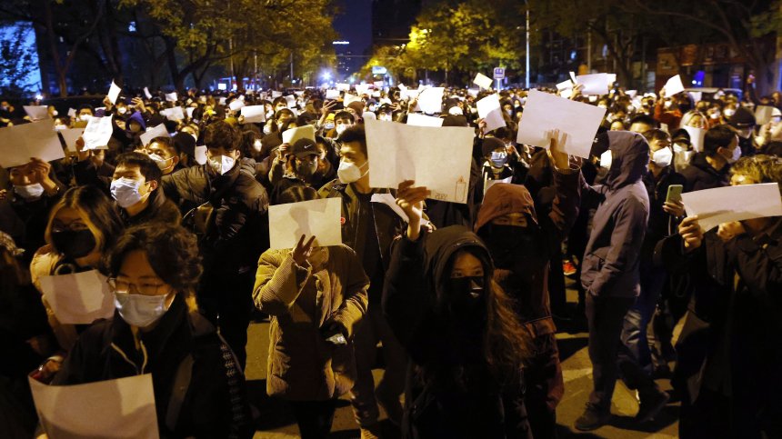 Протестите срещу мерките в Китай - безпрецедентни: Удължават страданието ни, минаха години