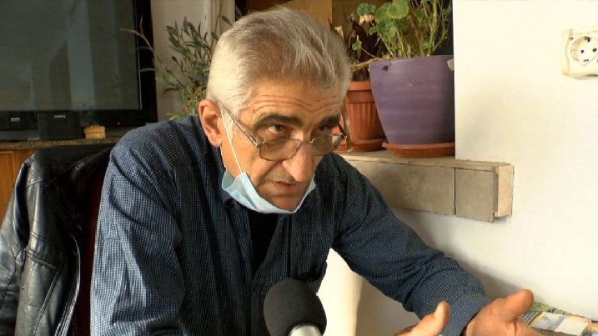 Протегната ръка: Мъж помага с пари на две блокирани в Атина жени