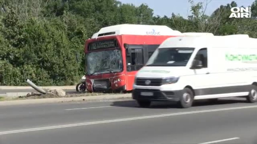 Автобус катастрофира на оживен булевард в Бургас, помете два стълба