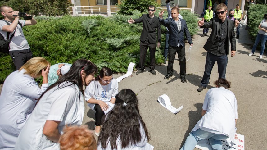Медици с нестандартен протест в подкрепа на Мая Илиева (ВИДЕО+СНИМКИ)
