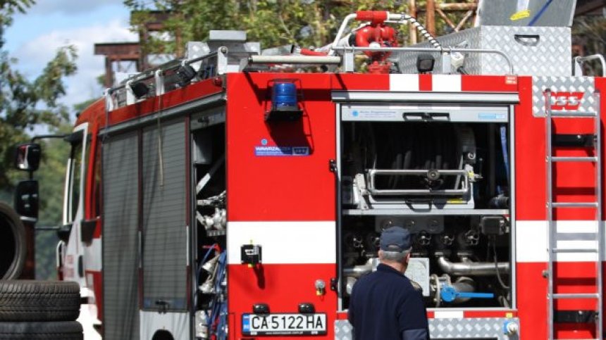 Автобус, превозващ деца, пламна край Бяла