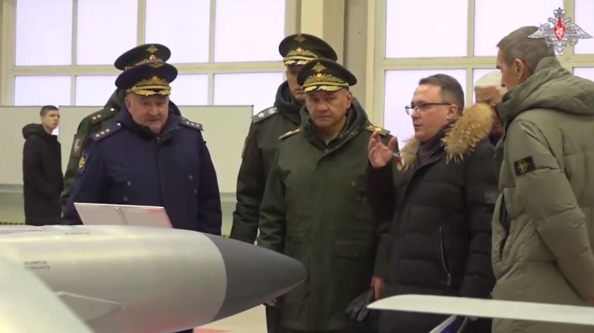 Шойгу инспектира военен завод, произвежда 24 ч. ракети въздух-земя и за бойни кораби (+ВИДЕО)