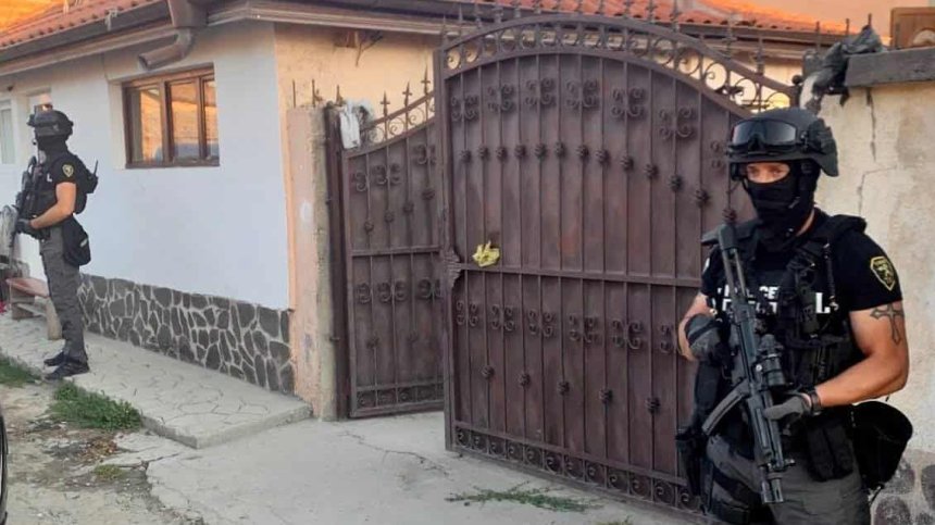 ГДБОП разби престъпна група, осъществявала рекет, заплахи и насилие спрямо длъжници (+СНИМКИ)