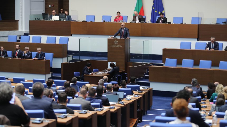 Депутатите избират двамата си представители в Конституционния съд