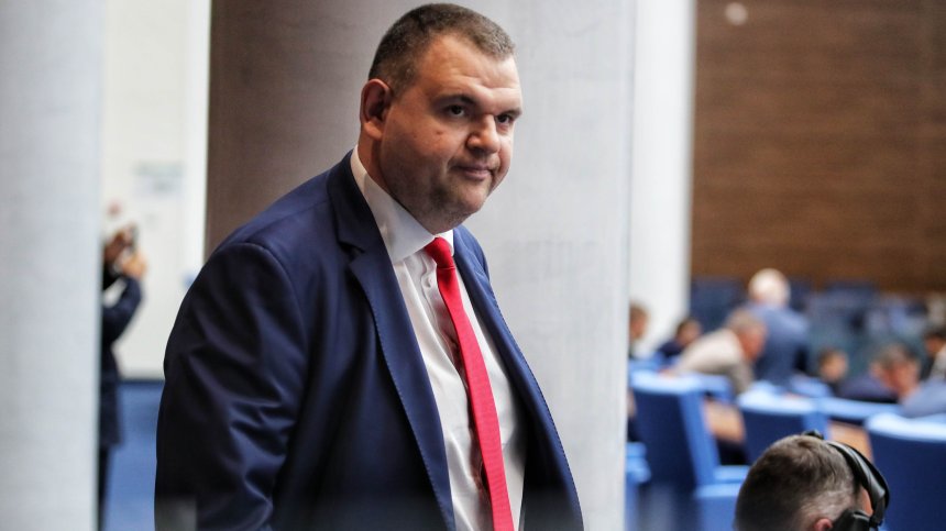 Пеевски поиска Тагарев да обясни в НС за взривения дрон край Тюленово