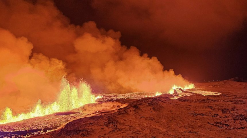 Две къщи в град Гриндавик се запалиха след изригването на вулкана
