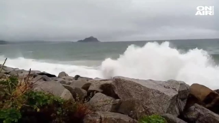 Бурята Елън връхлита Британските острови със страшна сила