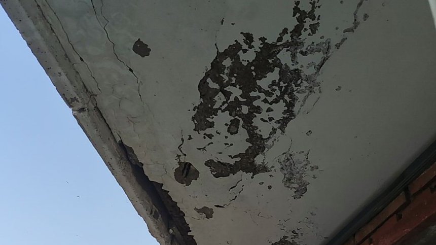 Опасност от падане на панелен парапет на тераса в столичния кв. "Младост"