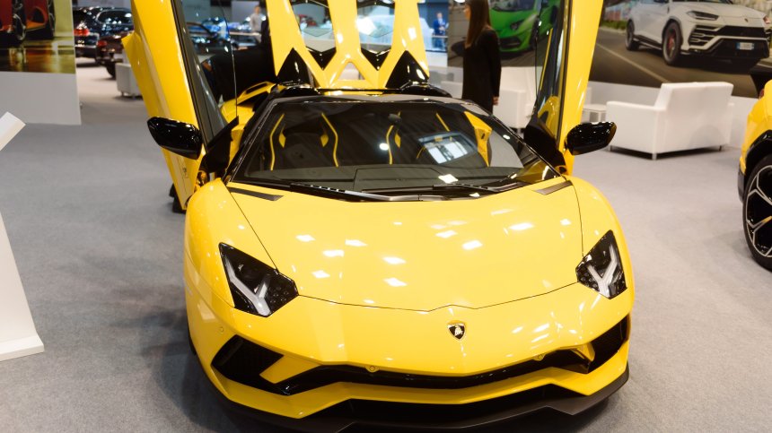 Американец си купи Lamborghini с помощи за коронавируса