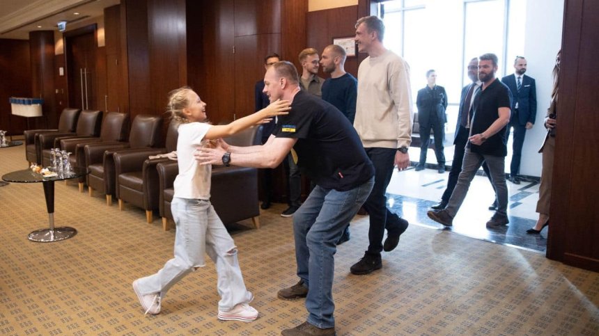 Емоционално: Освободените от "Азовстал" прегърнаха близките си (ВИДЕО+СНИМКИ)