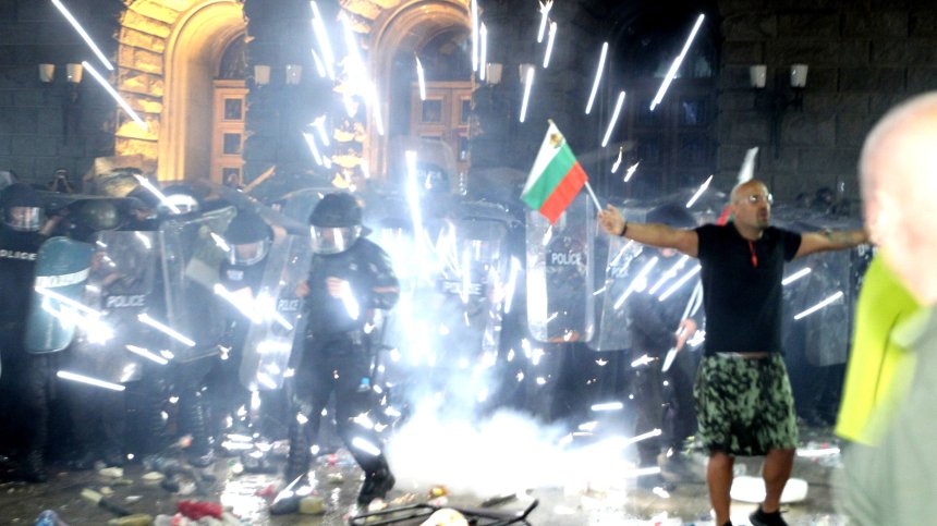 Ескалация на напрежението в Триъгълника на властта, полицията премина в щурм