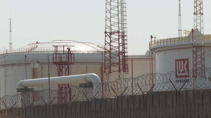 Сръбският сценарий надвисва над България, ако държавата не поеме рафинерията на "Лукойл"