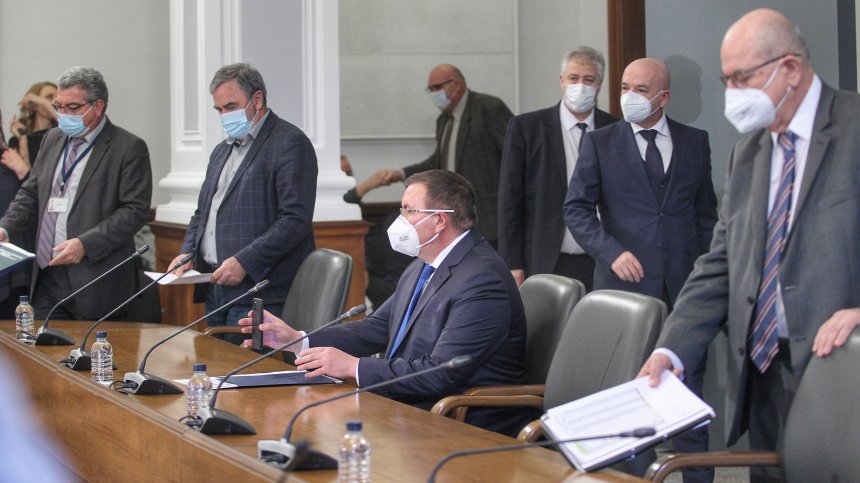 Обясниха защо някои пациенти са останали без втора доза от ваксината