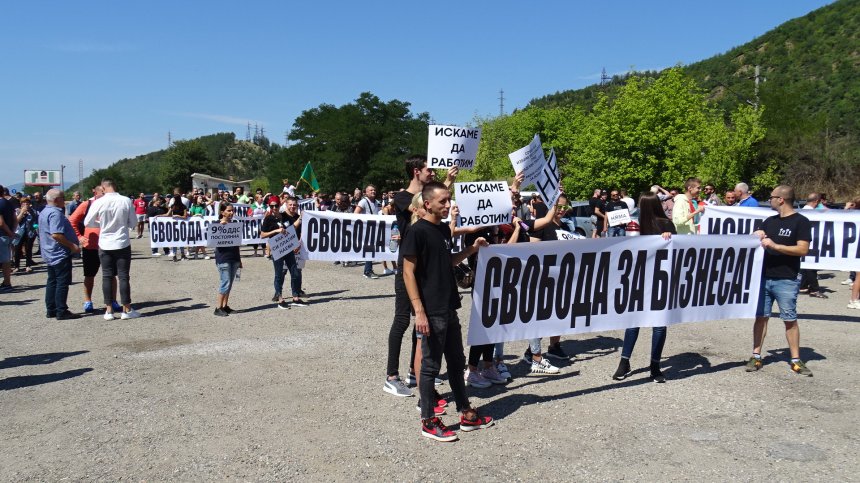 Влязоха в сила новите мерки, започват  масови протести срещу ограниченията