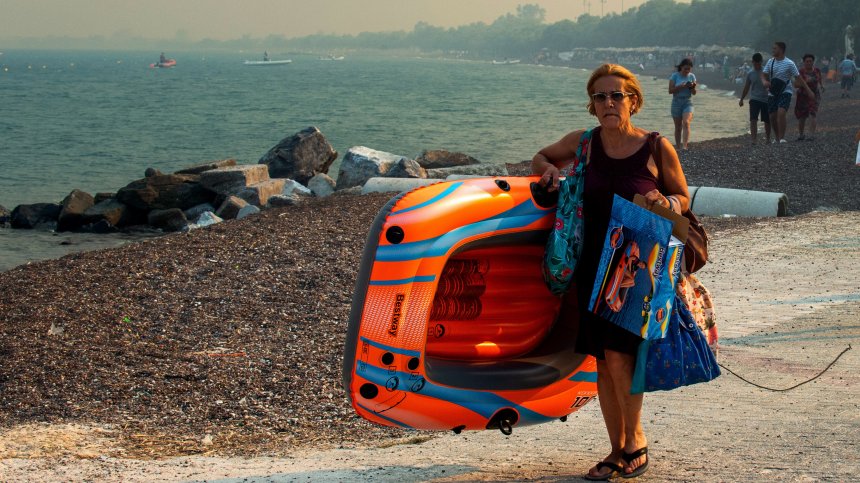 "Вървяхме 10 км пеша, за да избягаме": Туристи разказват за огнения ад в Гърция