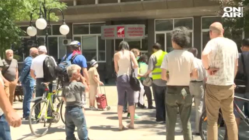Общественици, духовници и журналисти протестираха в подкрепа на Горан Благоев