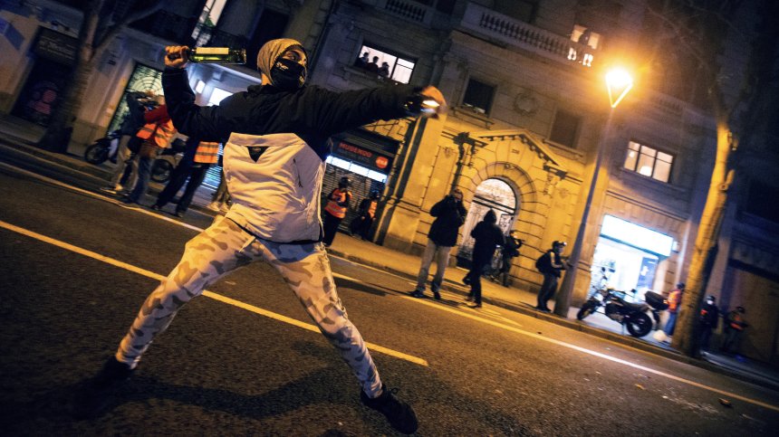 Осма вечер на протести в Барселона: Ранен журналист и бутилки по полицията (ВИДЕО)