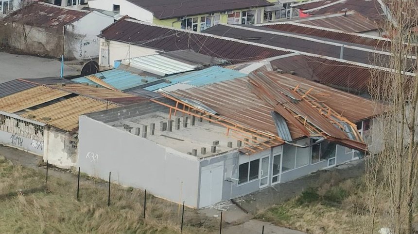 След бурния вятър в Пернишко: Изкъртени покриви, паднали дървета